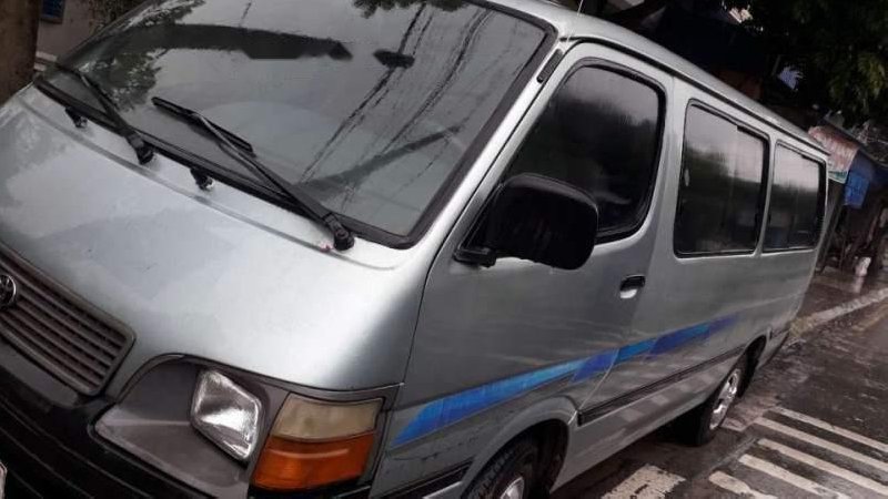 Toyota Hiace   2001 - Bán Toyota Hiace năm sản xuất 2001, màu bạc