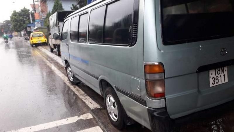 Toyota Hiace   2001 - Bán Toyota Hiace năm sản xuất 2001, màu bạc