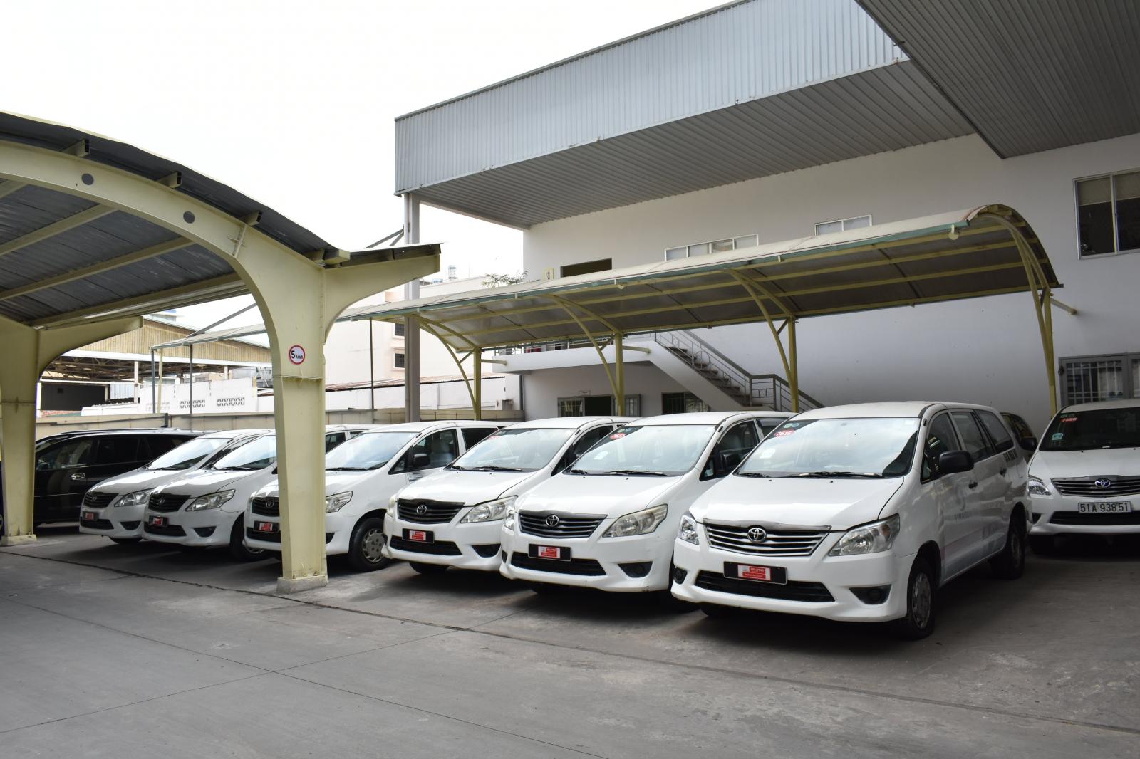 Toyota Innova J 2014 - Bán xe Toyota Innova J đời 2014, màu trắng, giá tốt