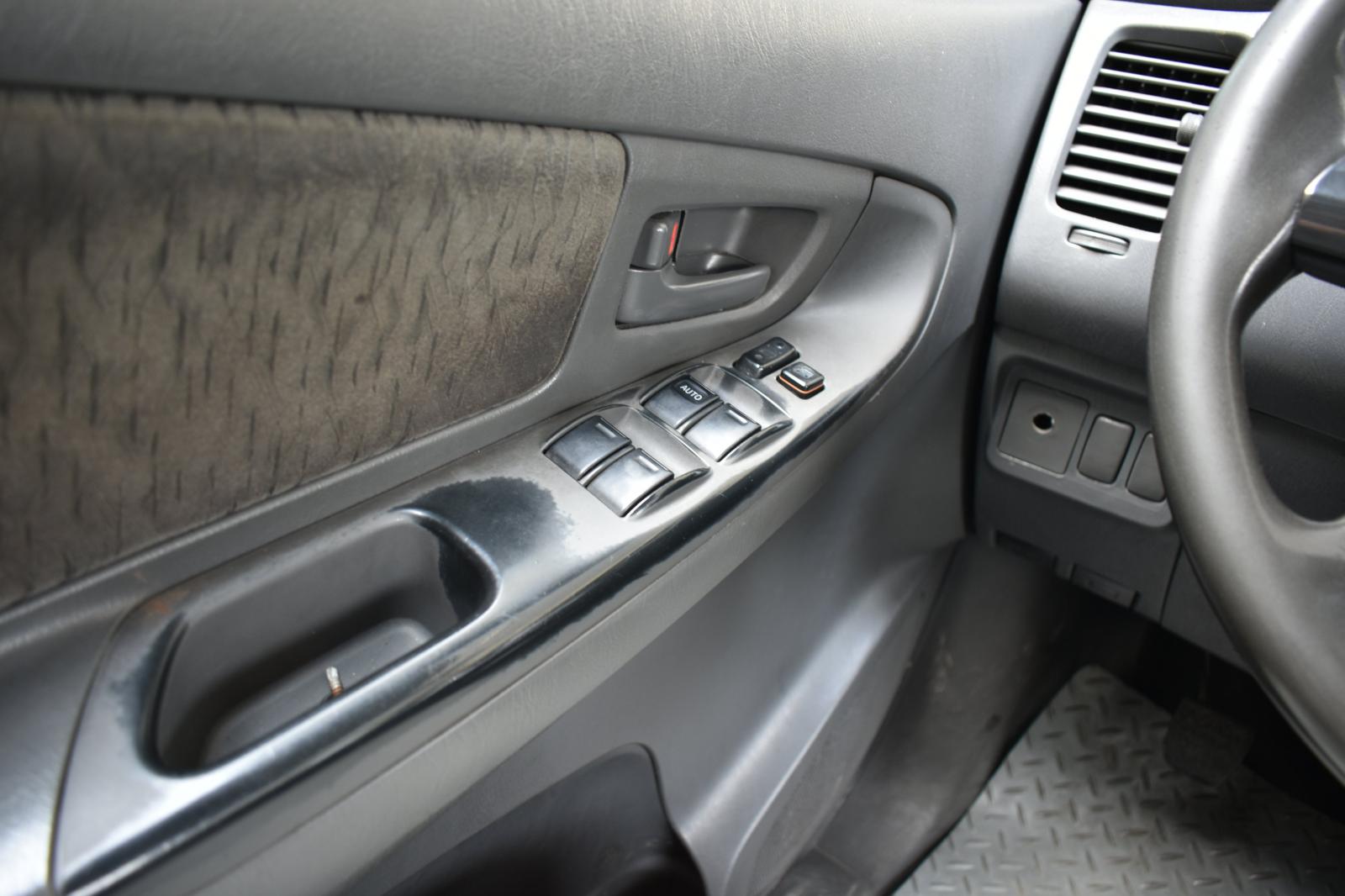 Toyota Innova J 2014 - Bán xe Toyota Innova J đời 2014, màu trắng, giá tốt