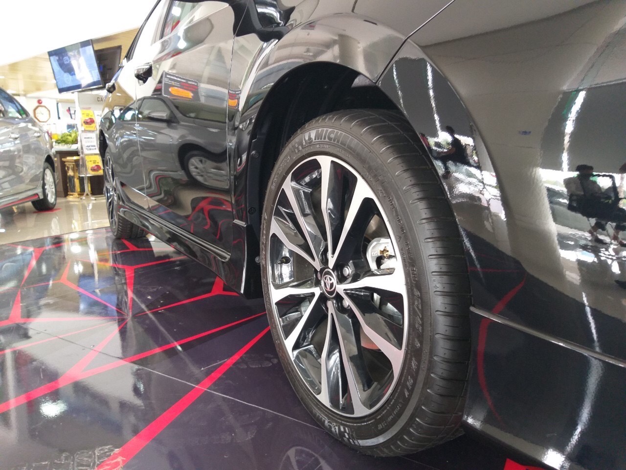 Bán ô tô mới Toyota Corolla Altis 1.8E MT đời 2019, màu đen, giá chỉ 637 triệu