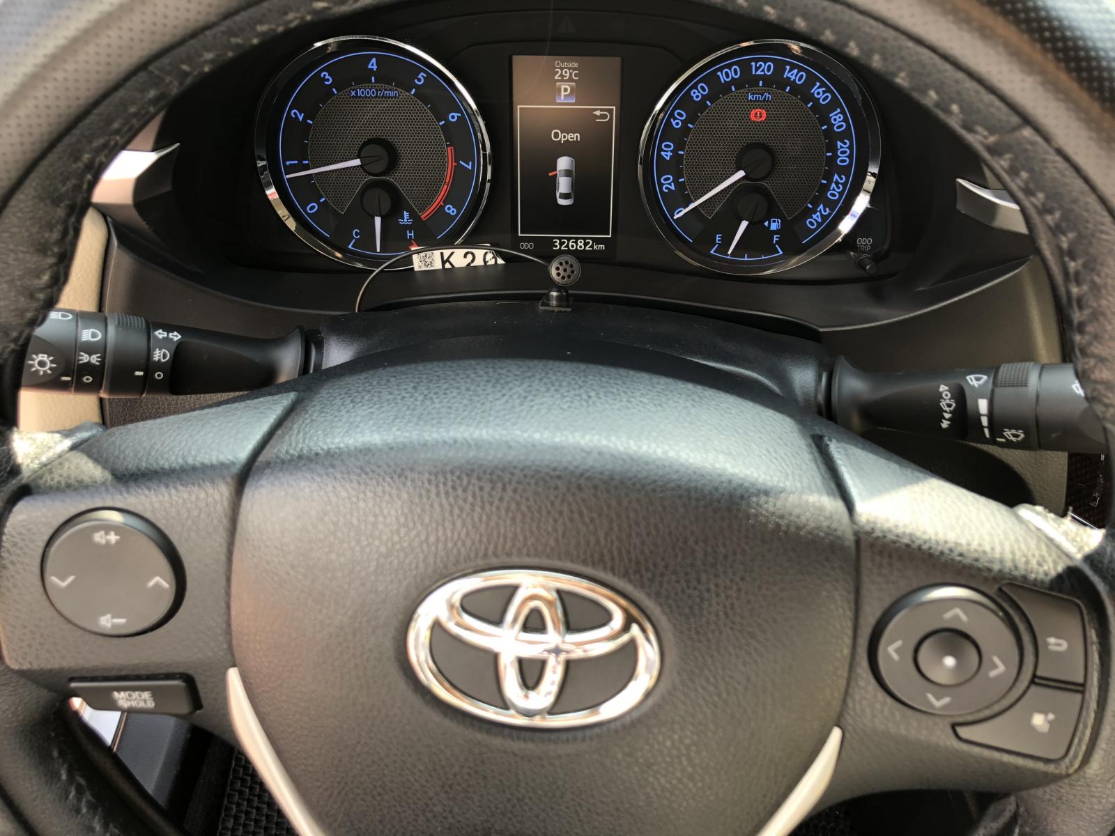 Bán Toyota Corolla Altis 1.8G đời 2016, màu bạc