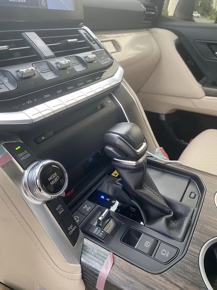 Toyota Land Cruiser 2021 - Màu trắng, nhập khẩu nguyên chiếc