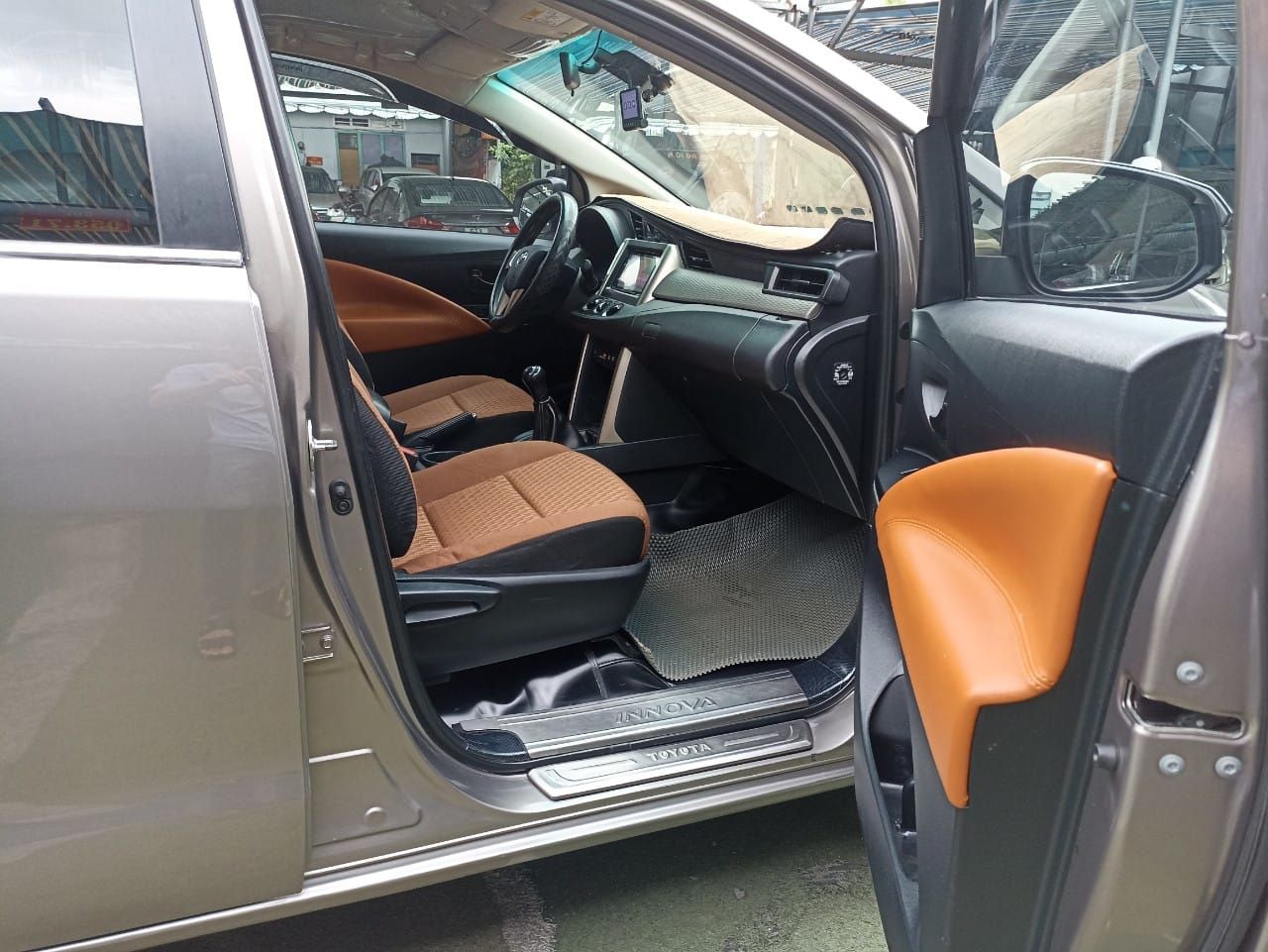 Toyota Innova 2018 - Xe màu xám