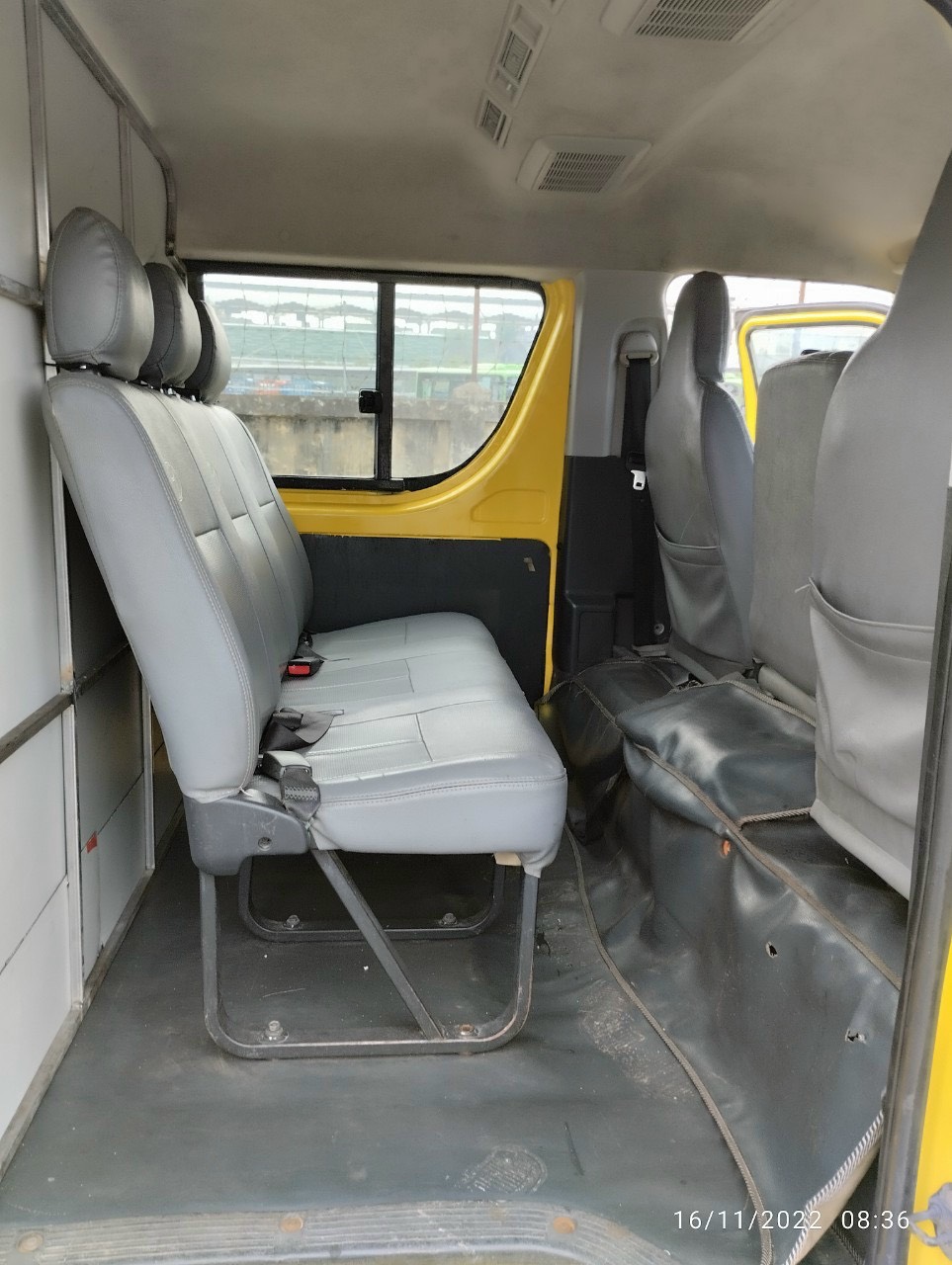 Toyota Hiace 2011 - Cần bán xe Toyota Hiace Van 6 chỗ, sản xuất 2011, màu vàng, Gía 280tr