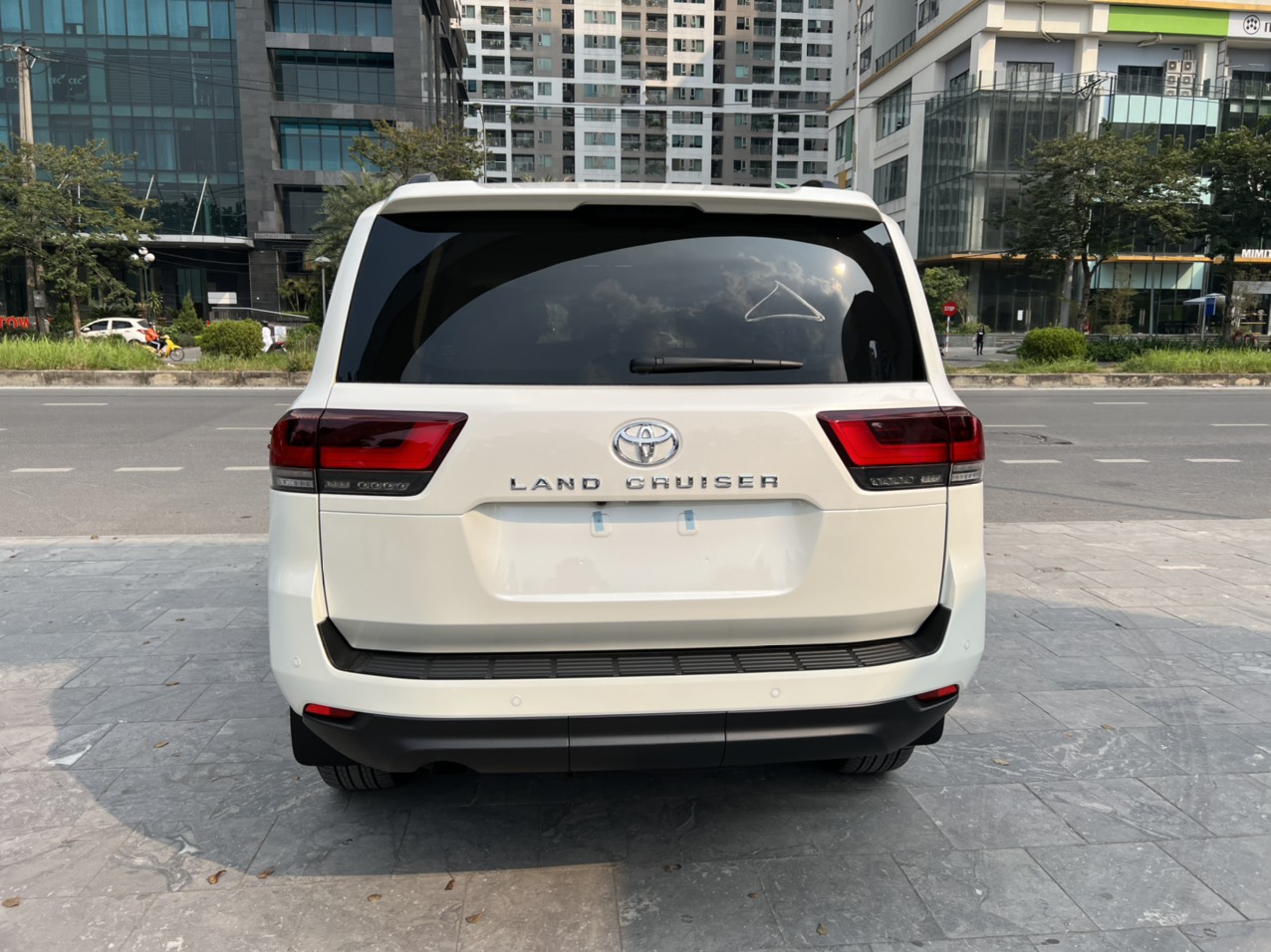 Toyota Land Cruiser 2023 -  Toyota Landcruiser LC300 Mua trắng xe sản xuất năm 2023 nhập mới 100%