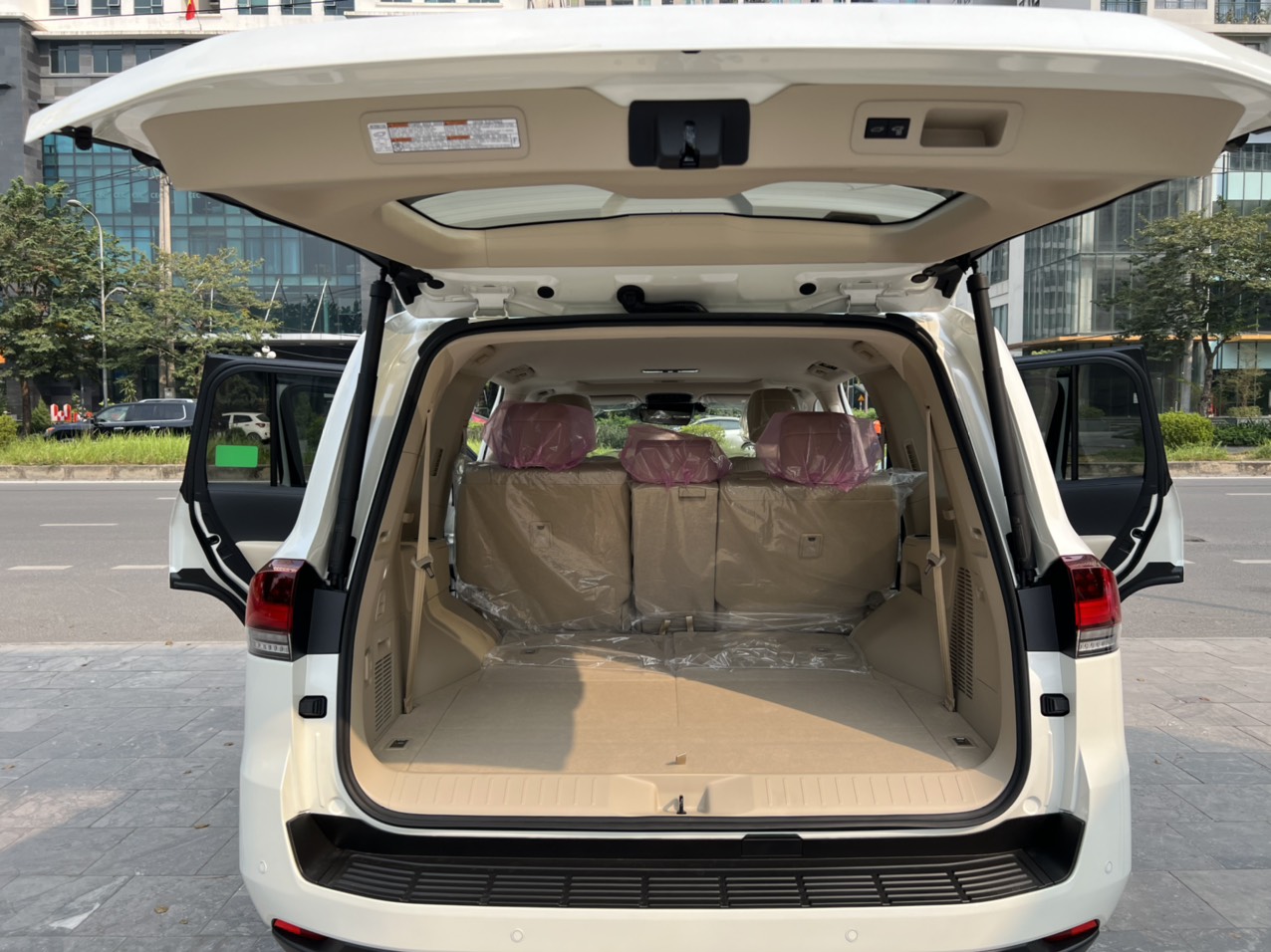 Toyota Land Cruiser 2023 -  Toyota Landcruiser LC300 Mua trắng xe sản xuất năm 2023 nhập mới 100%