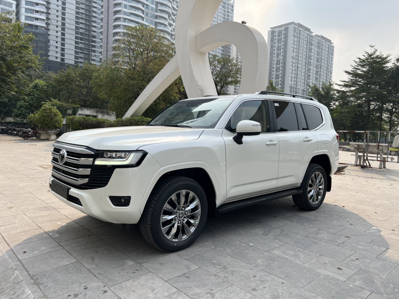 Toyota Land Cruiser 2023 -  Toyota Landcruiser LC300 Mua trắng xe sản xuất năm 2023 nhập mới 100%