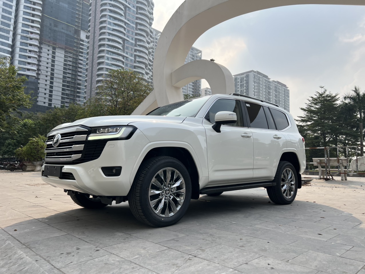 Toyota Land Cruiser 2023 -  Toyota Landcruiser LC300 Mua trắng xe sản xuất năm 2023 nhập mới 100%