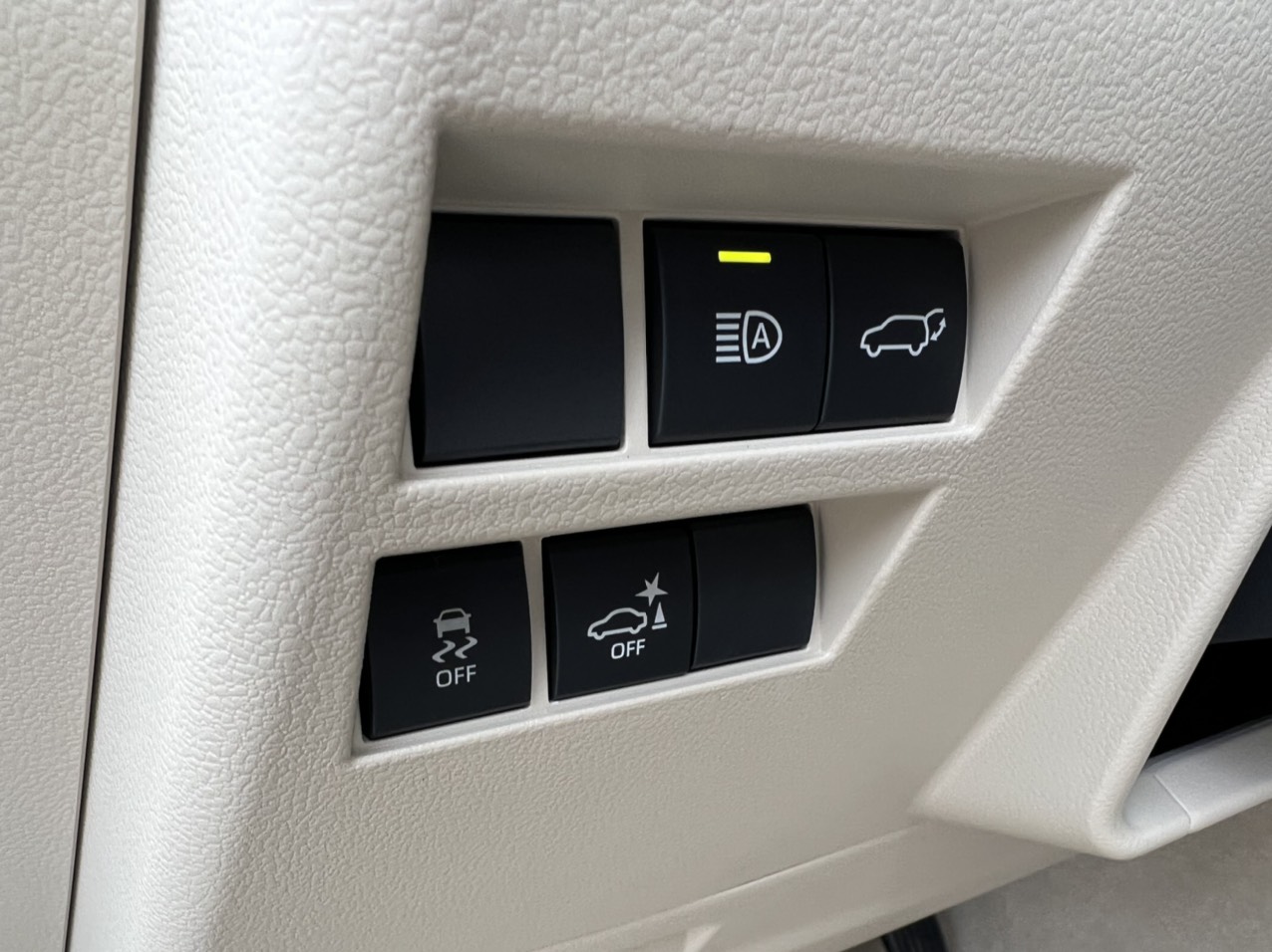 Toyota Land Cruiser 2023 -  Toyota Landcruiser LC300 Mua trắng xe sản xuất năm 2023 nhập mới 100%