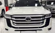 Toyota Land Cruiser LC300 2024 - Toyota Land Cruiser LC300 Trắng 2024 lướt có 8 nghìn km, Xe đã lên full đồ Trung Đông giá 5 tỷ 650 tr tại Hà Nội