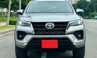 Toyota Fortuner 2.4L 4x2 AT 2023 - Cần bán Toyota Fortuner 2.4L 4x2 AT đời 2023, màu bạc giá cạnh tranh giá 945 triệu tại Tp.HCM