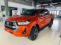 Toyota Hilux 2.4 4x2 AT 2021 - Toyota Hilux 2.4 AT 4X2 màu đỏ cam giao ngay tháng 11 giá 674 triệu tại Tiền Giang