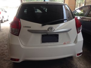 Toyota Yaris 2016 - Cần bán Toyota Yaris đời 2016, màu trắng, nhập khẩu