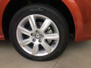 Toyota Yaris AT 2015 - Volkswagen Polo Hatchback 1.6 AT, màu cam, ưu đãi cực sốc, giá chỉ còn 662tr, trả trước 133tr giao xe ngay