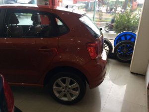 Toyota Yaris AT 2015 - Volkswagen Polo Hatchback 1.6 AT, màu cam, ưu đãi cực sốc, giá chỉ còn 662tr, trả trước 133tr giao xe ngay