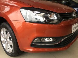 Toyota Yaris AT 2015 - Volkswagen Polo Hatchback 1.6 AT, màu cam, ưu đãi cực sốc, giá chỉ còn 662tr, trả trước 133tr giao xe ngay