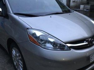 Toyota Sienna 1999 - Bán Toyota Sienna đời 1999, màu bạc số tự động