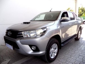 Toyota Hilux E 2015 - Bán Toyota Hilux E năm 2015, màu bạc.