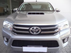 Toyota Hilux E 2015 - Bán Toyota Hilux E năm 2015, màu bạc.