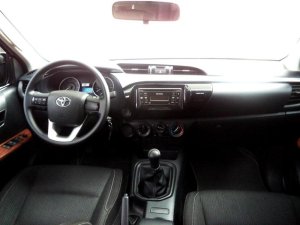 Toyota Hilux E 2015 - Bán Toyota Hilux E năm 2015, màu bạc.
