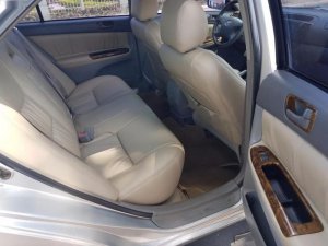 Toyota Camry LE 2005 - Bán Toyota Camry LE đời 2005, màu bạc, xe nhập 