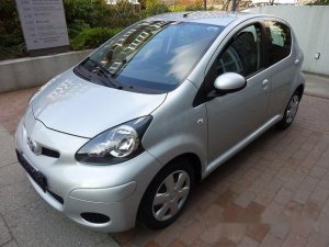 Toyota Aygo 2010 - Cần bán xe Toyota Aygo đời 2010, màu bạc, nhập từ Đức