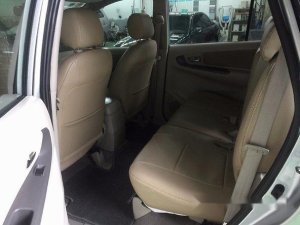 Toyota Innova E 2014 - Cần bán Toyota Innova E đời 2014, màu bạc số sàn, giá 670tr