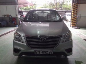 Toyota Innova E 2014 - Cần bán Toyota Innova E đời 2014, màu bạc số sàn, giá 670tr