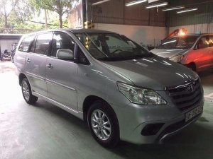 Toyota Innova E 2014 - Cần bán Toyota Innova E đời 2014, màu bạc số sàn, giá 670tr