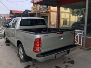 Toyota Hilux 2010 - Cần bán gấp Toyota Hilux đời 2010, màu bạc, giá chỉ 320 triệu