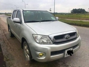 Toyota Hilux 2010 - Cần bán gấp Toyota Hilux đời 2010, màu bạc, giá chỉ 320 triệu