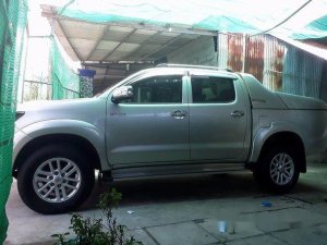 Toyota Hilux 2013 - Bán xe Toyota Hilux đời 2013, màu bạc ít sử dụng, giá tốt