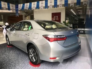 Toyota Corolla Altis 2017 - Cần bán xe Toyota Corolla altis đời 2017, màu bạc