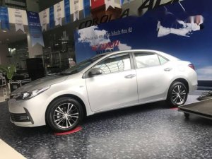 Toyota Corolla Altis 2017 - Cần bán xe Toyota Corolla altis đời 2017, màu bạc