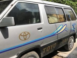 Toyota Van 1995 - Cần bán gấp Toyota Van đời 1995, màu bạc