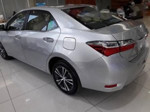 Toyota Corolla Altis MT 2017 - Bán ô tô Toyota Corolla altis MT đời 2017, màu bạc, giá tốt