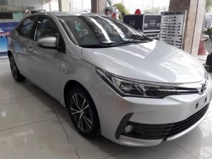 Toyota Corolla Altis MT 2017 - Bán ô tô Toyota Corolla altis MT đời 2017, màu bạc, giá tốt