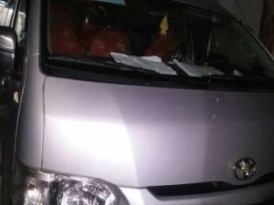 Toyota Hiace 2015 - Cần bán gấp Toyota Hiace đời 2015, màu bạc chính chủ, giá chỉ 905 triệu