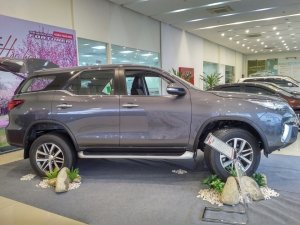 Toyota Fortuner 2.4G 4x2MT 2017 - Bán Toyota Fortuner 2.4G 4x2MT đời 2017, màu xám, nhập khẩu, 981 triệu