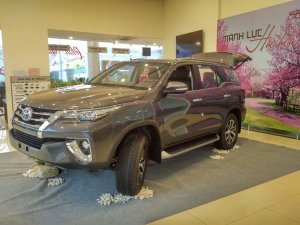 Toyota Fortuner 2.4G 4x2MT 2017 - Bán Toyota Fortuner 2.4G 4x2MT đời 2017, màu xám, nhập khẩu, 981 triệu