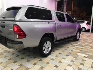 Toyota Hilux 2016 - Cần bán gấp Toyota Hilux đời 2016, màu bạc, xe nhập