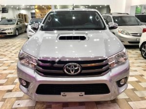 Toyota Hilux 2016 - Cần bán gấp Toyota Hilux đời 2016, màu bạc, xe nhập