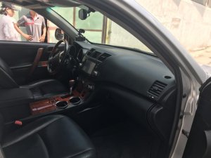 Toyota Highlander 2.7 AT 2013 - Cần bán xe Toyota Highlander 2.7AT 2013 màu bạc nhập khẩu Mỹ, lăn bánh 31 ngàn km còn mới  