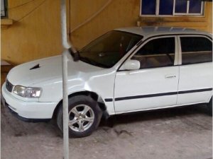 Toyota Corolla 2001 - Bán Toyota Corolla đời 2001, màu trắng, xe nhập xe gia đình, giá tốt