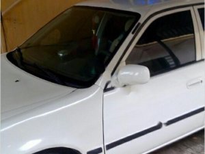 Toyota Corolla 2001 - Bán Toyota Corolla đời 2001, màu trắng, xe nhập xe gia đình, giá tốt