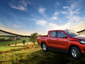 Toyota Hilux AT 2018 - Giao ngay Toyota Hilux 2019 máy dầu, 2 cầu đủ màu xe