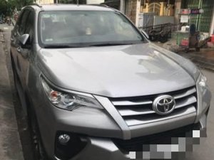 Toyota Fortuner 2017 - Cần bán gấp Toyota Fortuner sản xuất năm 2017, màu bạc xe gia đình