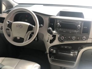 Toyota Sienna 2010 - Bán Toyota Sienna năm sản xuất 2010, màu trắng xe gia đình