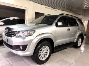 Toyota Fortuner V 2012 - Bán ô tô Toyota Fortuner V 2012, màu bạc, số tự động, giá chỉ 6 triệu